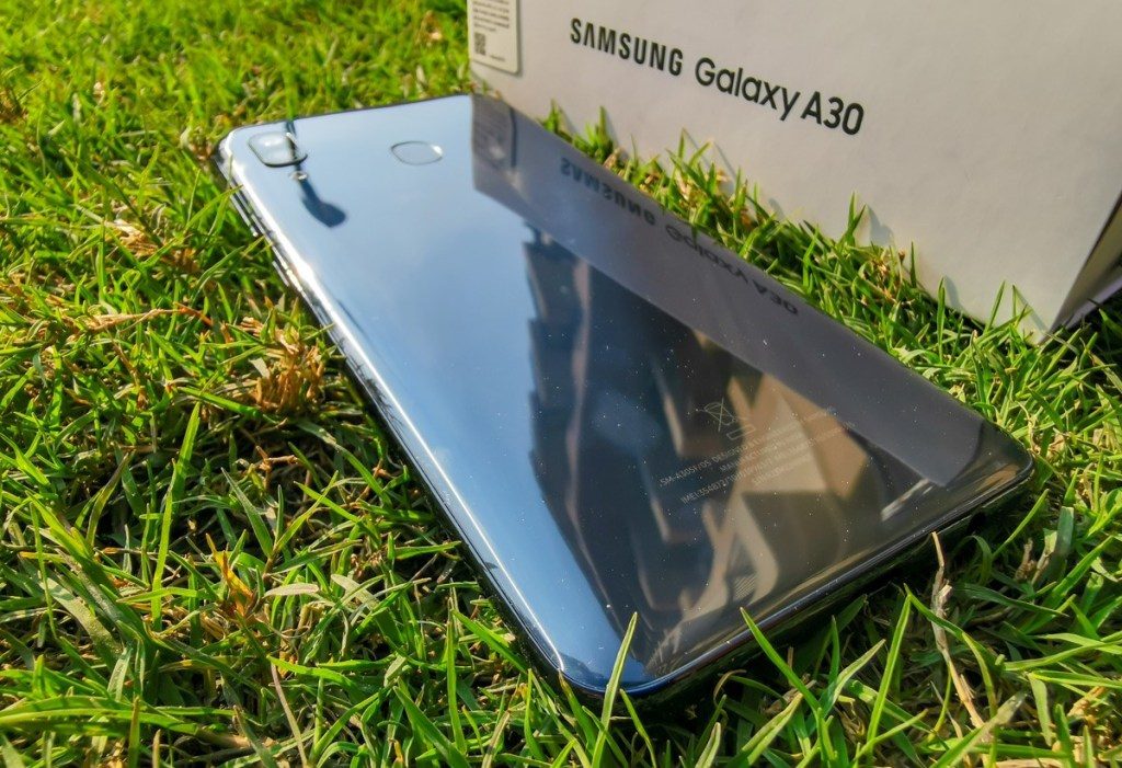 Обзор Samsung Galaxy A30: плюсы и минусы. Стоит ли его покупать?